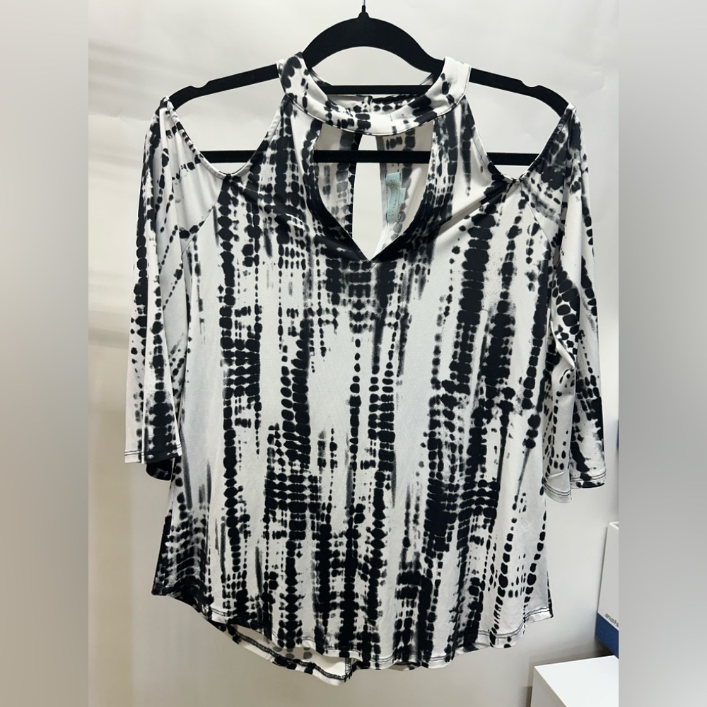 Veronica M cold shoulder, Monochrome Patterned Blouse - Picture 3 of 9